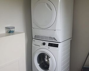 Praktische Waschkche im Bungalowpark Slufteroord - Duinzicht de Slufter, De Cocksdorp Texel, mit Waschmaschine und Trockner.