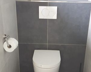 Stilvolles Badezimmer im Bungalowpark Slufteroord - Duinzicht de Slufter, De Cocksdorp Texel, mit modernen Annehmlichkeiten und Design.