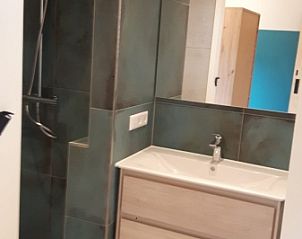 Gerumiges Badezimmer im Ferienhaus Bungalowpark Slufteroord - Duinzicht de Slufter, De Cocksdorp Texel, mit Luxusdusche und Toilette.