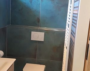 Moderne Dusche im Bungalowpark Slufteroord - Duinzicht de Slufter, De Cocksdorp Texel, mit stilvollen Kacheln und Regendusche.