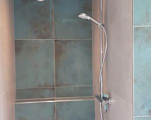 Doppelwaschbecken im Bungalowpark Slufteroord - Duinzicht de Slufter, De Cocksdorp Texel, mit groem Spiegel und moderner Optik.