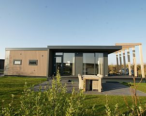 Modern vacation home Chalet 27 Newbay in De Cocksdorp Texel with spacious terrace and garden.