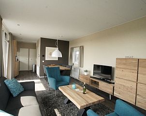 Open living room and dining area in Chalet 27 Newbay, vacation home De Cocksdorp Texel.