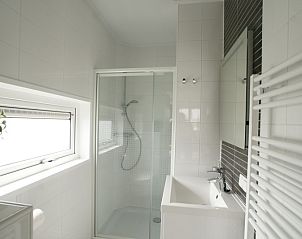 Sleek bathroom with shower in Chalet 27 Newbay, vacation home De Cocksdorp Texel.