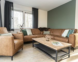 Gemtliches Wohnzimmer im Ferienhaus Duinoord Texel, De Cocksdorp, mit bequemen Sofas auf Texel.