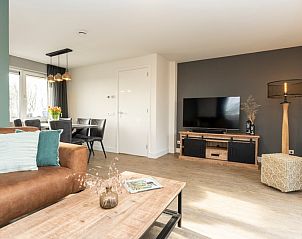 Modernes Wohnzimmer mit TV im Ferienhaus Duinoord Texel, De Cocksdorp, Watteninseln.