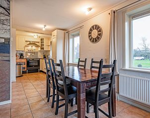 Kitchen and dining area in Tongelen R.D. van, vacation home in De Cocksdorp, Texel. Modern facilities and cozy atmosphere.