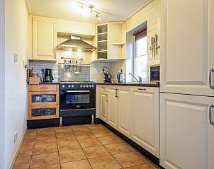 Fully equipped kitchen in Tongelen R.D. van, vacation home in De Cocksdorp, Texel. Ideal for culinary adventures.