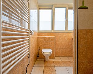 Modern bathroom in Tongelen R.D. van, vacation home in De Cocksdorp, Texel. Spacious shower and natural light.