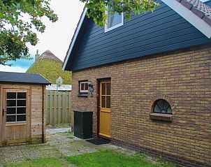 Achterzijde van bungalow Duif in Dennenbos Texel met houten schuurtje.