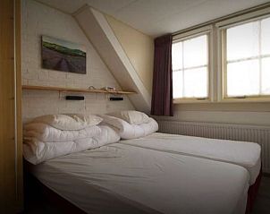 Slaapkamer in bungalow Duif in Dennenbos Texel met tweepersoonsbed.