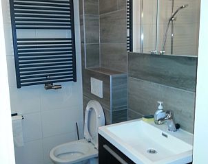 Stijlvolle badkamer in bungalow Duif in Dennenbos Texel met inloopdouche.