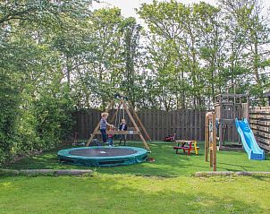 Speeltuin bij bungalow Duif in Dennenbos Texel met schommel en trampoline.