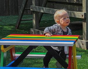 Kleurrijk picknicktafeltje in de speeltuin van bungalow Duif in Dennenbos Texel.