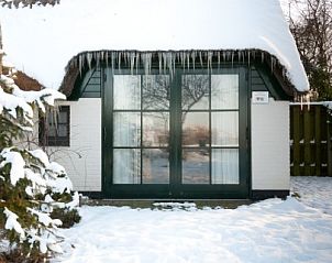 Winterse charme bij Wind en Zee, vakantiehuis in De Koog, Texel met sneeuw en ijspegels.