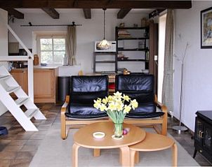 Knusse binnenruimte met zithoek in Wind en Zee vakantiehuis, De Koog, Texel.