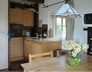 Compacte keuken in Wind en Zee vakantiehuis, De Koog, Texel met landelijke uitstraling.