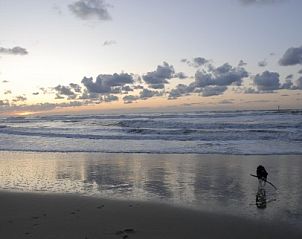 Adembenemend strand bij zonsondergang in de omgeving van Wind en Zee, De Koog, Texel.