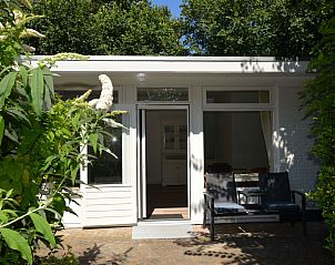 Entrance to Boodtlaan 7 / Dennenheuvel vacation home in De Koog, Texel, surrounded by green nature.