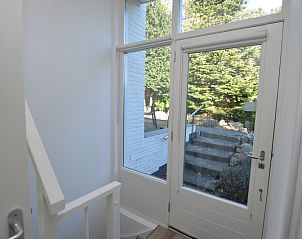 Bright hall with garden view at Boodtlaan 7 / Dennenheuvel vacation home, De Koog, Texel.