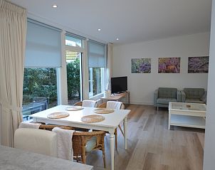 Dining and sitting area in Boodtlaan 7 / Dennenheuvel vacation home, De Koog, Texel, with lots of natural light.