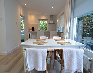 Dining table overlooking garden in Boodtlaan 7 / Dennenheuvel vacation home, De Koog, Texel.