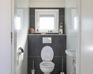 Stylish toilet in Chalet Bregkoog 231, De Koog, Texel with modern finishes at Chaletpark Bregkoog.