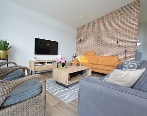 Stylish sitting area in Orchismient 49 vacation home, De Koog, Texel with modern decor and natural accents.