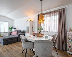 Essecke im Chalet Bregkoog 52, De Koog Texel, mit gemtlicher Einrichtung und viel Licht.