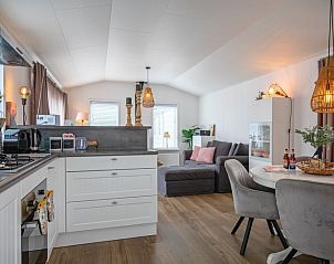 Offene Kche im Chalet Bregkoog 52, De Koog Texel, mit modernen Gerten und Essecke.
