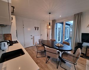 Dining area and kitchen in Chalet Bregkoog 119, ideal for family dinners on Texel, De Koog, Wadden Islands.