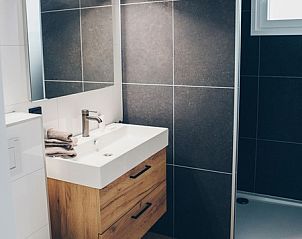 Modern bathroom in Chalet Bregkoog 119 with shower and sink in De Koog, Texel, Wadden Islands.