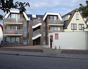 Die Wohnung Anna - Noorderlicht - 13 in De Koog, Texel, bietet einen bezaubernden Auenblick mit moderner Architektur auf den Watteninseln.