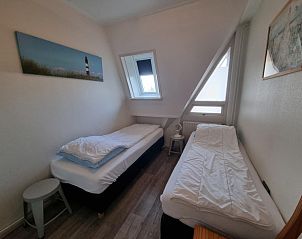 Schlafzimmer mit zwei Betten in Apartments Anna - Noorderlicht - 13, De Koog, Texel, bietet Komfort und Ruhe auf den Watteninseln.