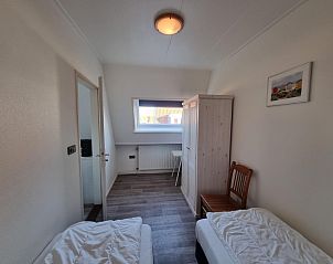Gerumiges Schlafzimmer in Apartments Anna - Noorderlicht - 13, De Koog, Texel, mit Blick auf die Umgebung.