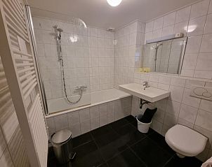 Modernes Badezimmer in Apartments Anna - Noorderlicht - 13, De Koog, Texel, mit Badewanne, Dusche und stilvoller Einrichtung.