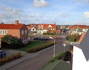 Aussicht von Appartements Anna - Noorderlicht - 13 in De Koog, Texel, ber die charmanten Straen der Watteninseln.