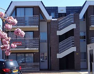 Wohnungen Anna - Zeenevel - 9 in De Koog, Texel, Frontansicht mit Blte und moderner Architektur.