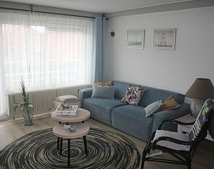 Gemtliches Wohnzimmer in Apartments Anna - Zeenevel - 9, De Koog, Texel, mit bequemem Sofa und Dekoration.