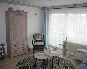 Helles Wohnzimmer mit Holzschrank in Apartments Anna - Zeenevel - 9, De Koog, Texel, ideal zum Entspannen.