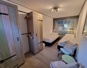 Gerumiges Schlafzimmer in Apartments Anna - Zeenevel - 9, De Koog, Texel, mit Holzschrnken und bequemen Betten.