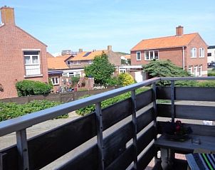 Blick vom Balkon der Appartements Anna - Zeenevel - 9 in De Koog, Texel, in einer ruhigen Wohngegend.