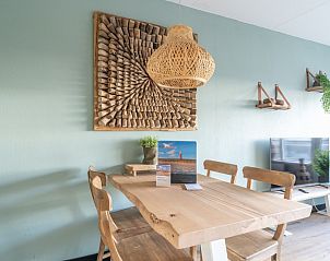 Esszimmer mit Holztisch im Appartement Juliana 140 Insel- und Meerblick, De Koog, Texel fr stimmungsvolle Mahlzeiten.