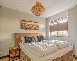 Komfortables Schlafzimmer im Appartement Juliana 140 Insel- und Meerblick, De Koog, Texel mit ruhigem Ambiente.