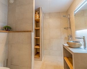 Modernes Badezimmer im Apartment Juliana 140 Insel- und Meerblick, De Koog, Texel mit luxuriser Ausstattung.