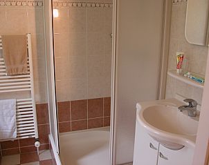 Stylish shower and sink in Bungalow 23, vacation home De Koog, Texel.