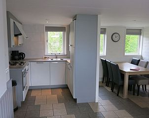 Fully equipped kitchen and dining area in Bungalow 23, De Koog, Texel.