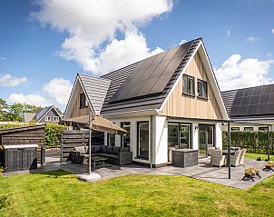 Villa 41 in De Koog, Texel, with sunny terrace and green garden, ideal vacation home on the Wadden Islands.