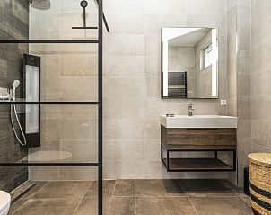 Modern bathroom in Villa 41, vacation home in De Koog, Texel, with luxury shower and sink.