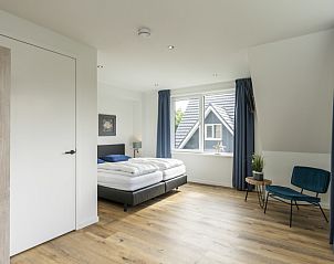 Large bedroom in Villa 41, De Koog, Texel, with lots of light and comfortable beds.
